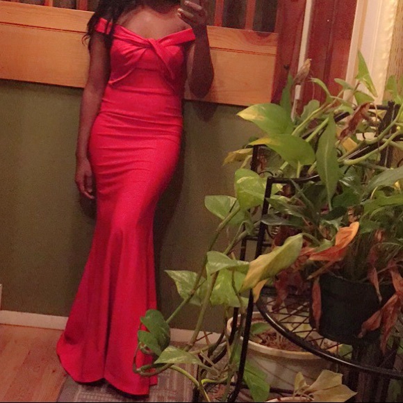 Closet closing Red twist front mermaid dress - Picture 5 of 6